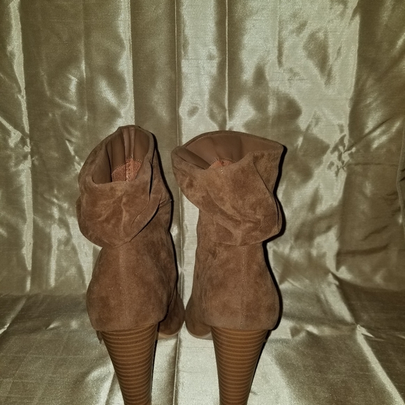 Free Reign Sz 9 Wide Width Peeptoe Feux Suede Booties - Picture 2 of 3